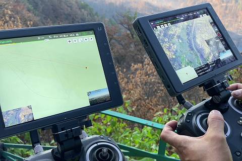 Posádka hasičů z Jihomoravského kraje pilotovala dron a s dalším speciální technikou hledala skrytá ohniska při požáru lesa v Českém Švýcarsku.