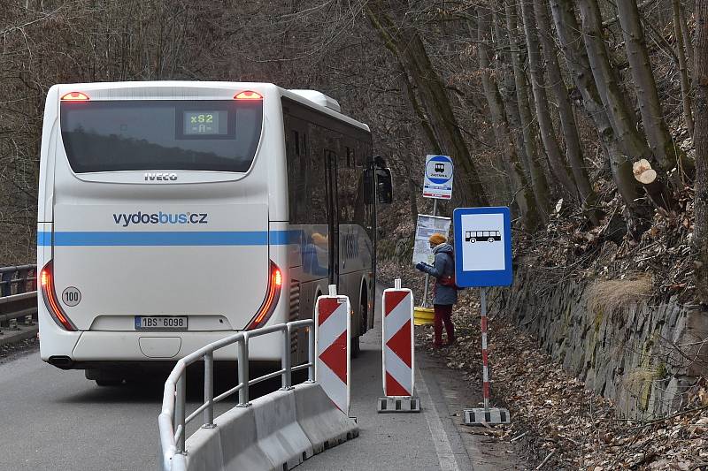 Výlukové autobusy staví konečně i pod Ronovem. Po měsíci a půl.