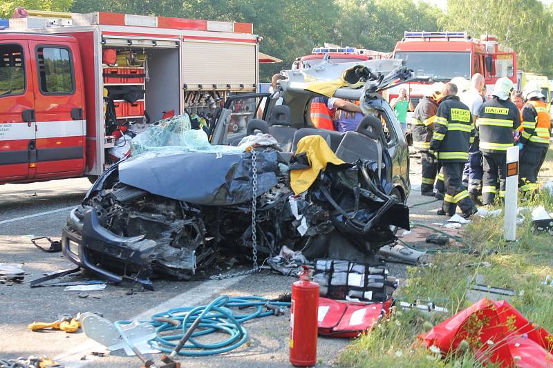 Nehoda se stala asi půl kilometru před kruhovým objezdem v Černé Hoře ze směru od Brna. Řidič osobního auta Mazda Premacy, který jel od Brna, čelně narazil do linkového autobusu.