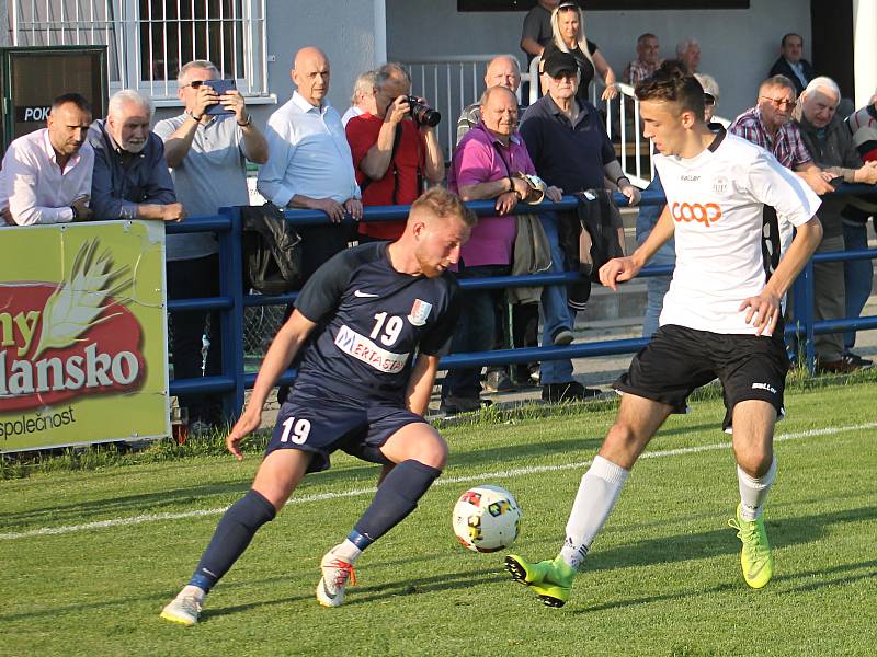 V utkání fotbalové divize D porazilo Blansko (modré dresy) Slovan Havlíčkův Brod 5:0. Před utkáním předali hráči svůj dar - šek na 15 000 korun - Domovu Olga.