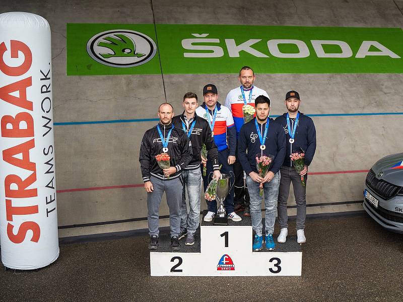 Na provizorním pódiu brněnského velodromu se sešli vítězní Jiří Hrdlička s Pavlem Loskotem ze Svitávky, stříbrní Ludvík Písek a Miroslav Gottfried ze Sokola Zlín-Prštné a bronzoví Jiří Hrdlička mladší  s Romanem Staňkem ze Svitávky.