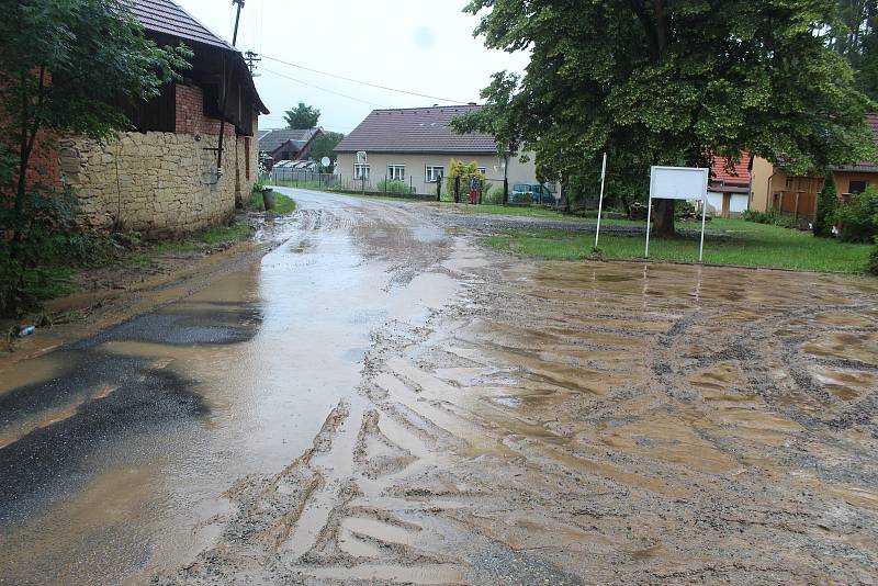 Strach mají lidé z Velké Roudky na Blanensku, kde v pondělí ráno po dvou týdnech znovu udeřila po přívalovém lijáku blesková povodeň. Ta byla menší než blesková povodeň 13. června, přesto voda z polí opět zaplavila sklepy, dvory a zahrady.