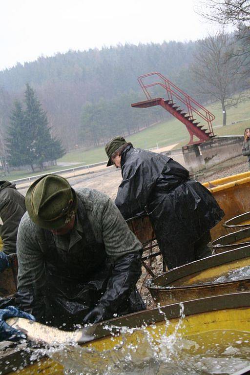 Blanenská přehrada Palava se dočká po devíti letech odbahnění dna. Proto bylo nutné z nádrže nejprve vylovit ryby. Místním rybím králem byl 181 cm velký sumec.