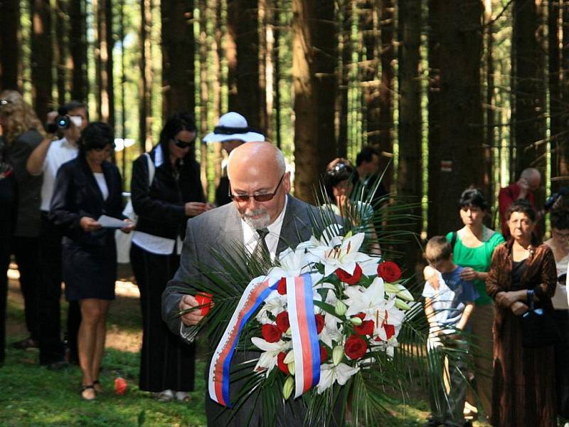 Uctění památky obětí romského holocaustu v Hodoníně u Kunštátu.