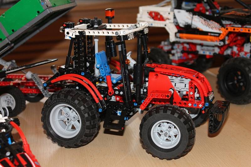 Na třetí ročník akce s názvem Lego Technic Show 2013 – Stroje v pohybu v sobotu do boskovického zámeckého skleníku zavítalo kolem tisícovky návštěvníků. Na akci si mohli prohlédnou kolem stovky modelů z Lega. 