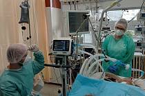 V Nemocnici Boskovice se nyní starají zhruba o pětadvacet lidí nakažených koronavirem. Z toho je pět na jednotce intenzivní péče a oddělení ARO napojeno na ventilátory.