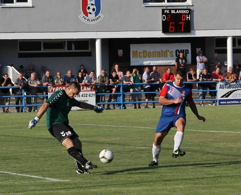 Fotbalisté Blanska porazili v úvodním zápase Rosice (ve žlutém) 3:1.