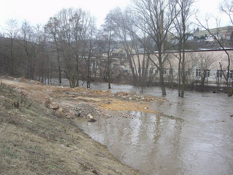 Rozvodněná řeka Svitava na přelomu března a dubna 2006 v Adamově na Blanensku a jeho okolí.