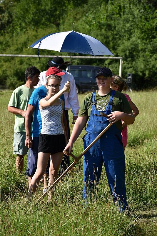 Kloboučské bratrstvo pořádalo už po dvanácté sečení otav. Soutěžilo jedenáct mužů, pět žen a dva junioři.