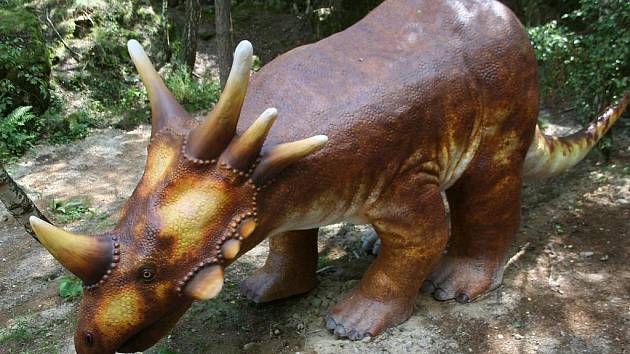 Dimetrodon, styracosaurus a tyranosaurus se zuby ostrými jako břitva. O kus dál stojí další prehistorická příšera. Brontosaurus. Na tyto pravěké tvory mohou narazit turisté v těchto dnech v boskovickém westernovém městečku.