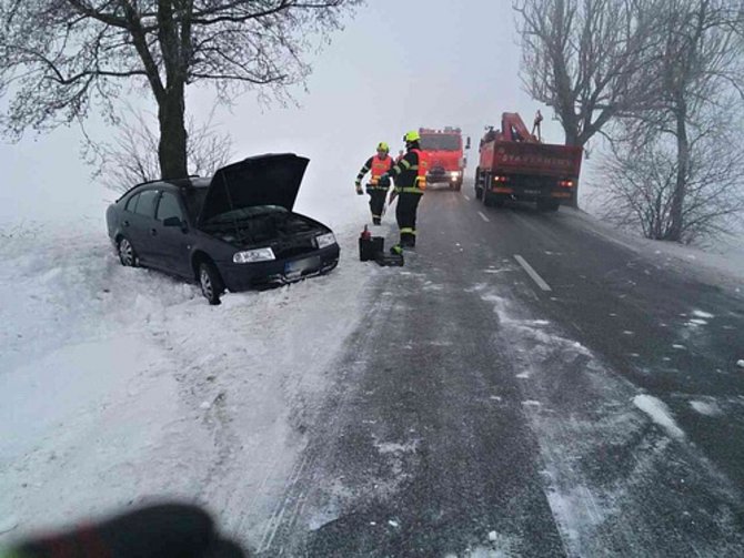 Ledovka na silnici způsobila dopravní nehodu u Senetářova