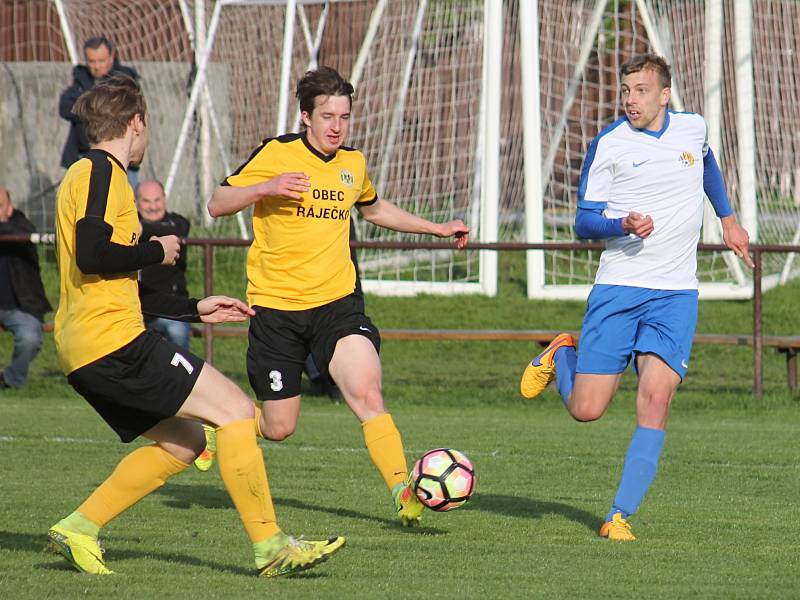 V semifinále krajského fotbalového poháru porazil FK Tišnov (v bílém) doma Olympii Ráječko 3:2.