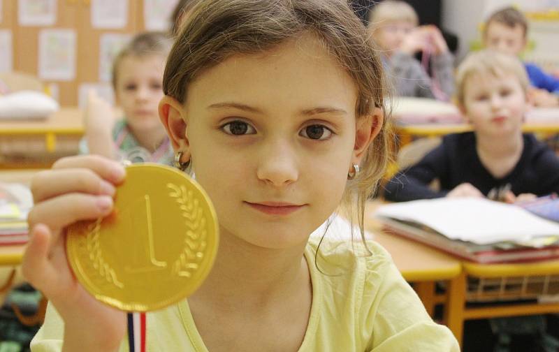 Smích a dobrá nálada. Prvňáčci ze základní školy v Knínicích dostali ve středu stejně jako řada jejich kamarádů z Blanenska první vysvědčení. A byly na něm samé jedničky. „Děti dostaly na památku kromě vysvědčení také pochvalné listy pro rodiče na památku