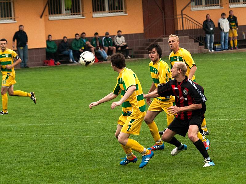 Jak hráči Ráječka, tak Mutěnic předváděli od začátku nedělního zápasu pořádně tvrdou hru. Rozhodčí to toleroval, ale v poločase mu došla trpělivost. Žlutá karta se v jeho ruce objevovala čím dál častěji, což nesli dost nelibě hlavně domácí.