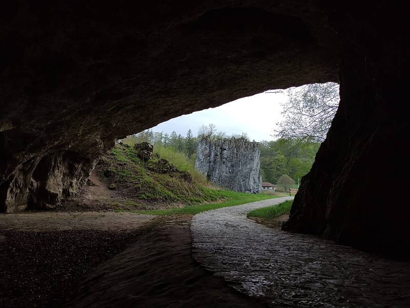 Okolí Sloupsko - šošůvské jeskyně je plné malých i větších volně přístupných jeskyní.