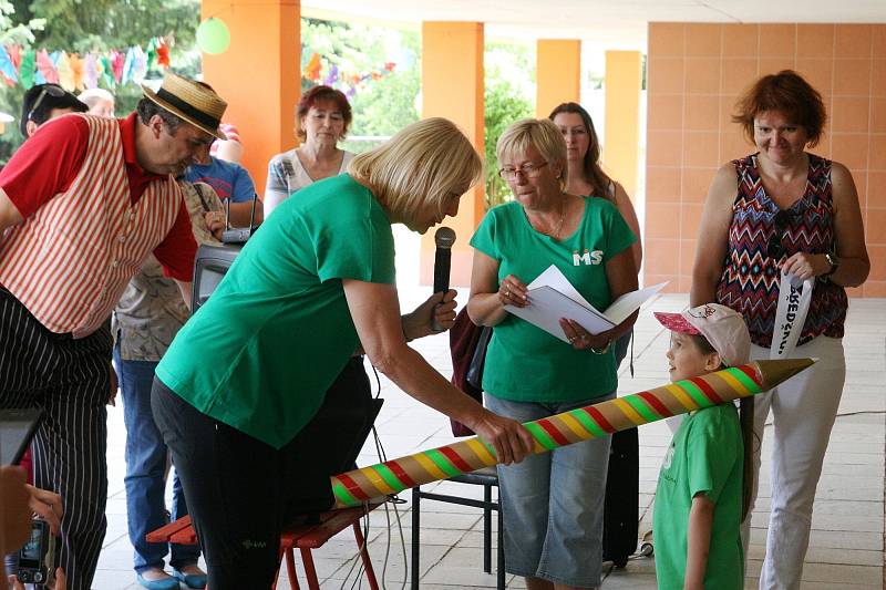 Adamovští pasovali děti na školáky. Hledaly poklad a bavil je klaun.