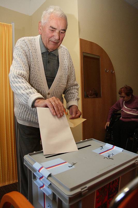 Lidé u krajských a senátních voleb v blanenském Senior centru.
