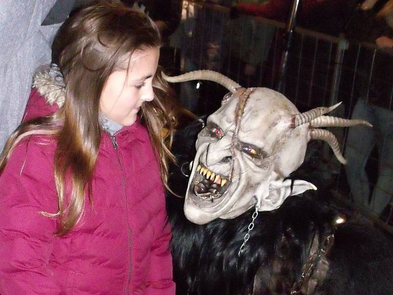 Centrum Blanska čelilo o sobotním podvečeru nájezdu krampusáků.