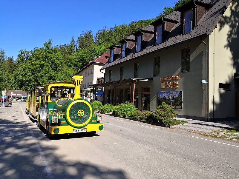 Společnost pro Moravský kras koupila novou vlakovou soupravu, kterou vozí turisty ze Skalního mlýna ke světoznámým Punkevním jeskyním. Je zakrytá a s topením. Má kapacitu šestapadesát míst a jezdí na plyn. Nahrazuje jeden z původních vláčků na naftu. Druh