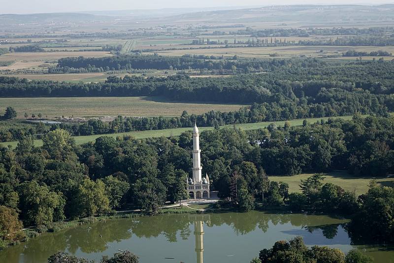 Motorový paraglidista Petr Buchta z Adamova na Blanensku tentokrát změnil letový plán. S křídlem a fotoaparátem nevystartoval nad oblíbený Moravský kras, ale kompas stočil minulý víkend více na jih. Konkrétně na Břeclavsko.