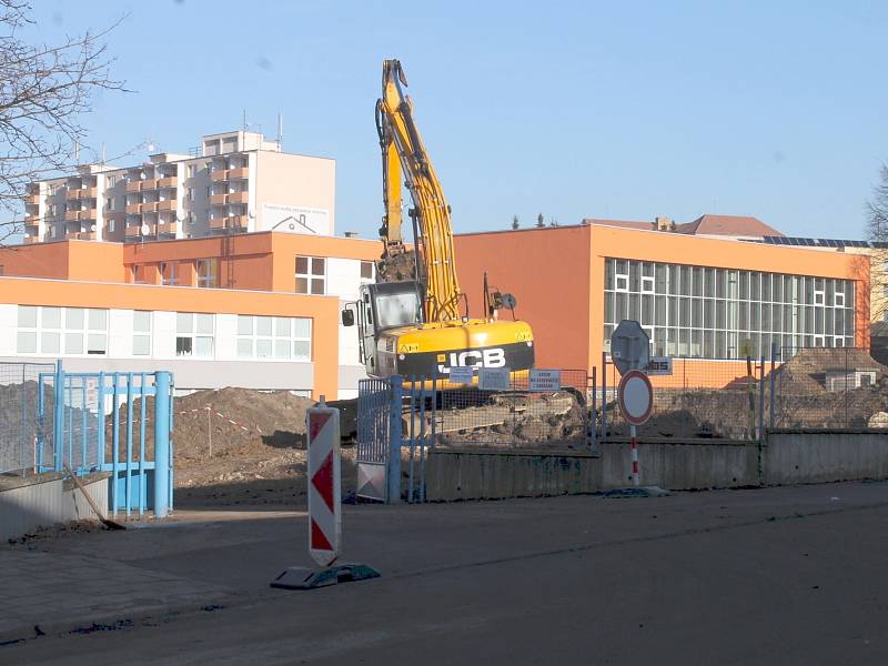 Těžká technika před boskovickou základní školou v ulici Slovákova odbagrovala tuny zeminy. Na dně výkopu se objevila voda.