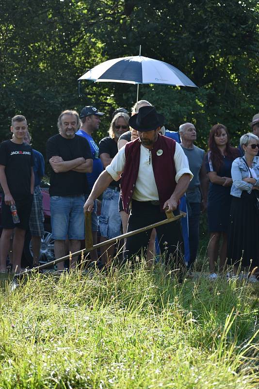 Kloboučské bratrstvo pořádalo už po dvanácté sečení otav. Soutěžilo jedenáct mužů, pět žen a dva junioři.