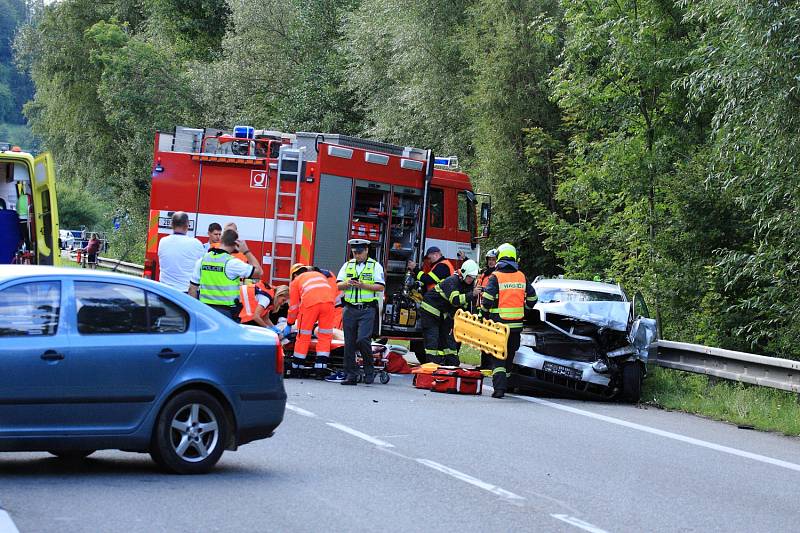 Nehoda dvou aut u Letovic na Blanensku si vyžádala tři zraněné. 