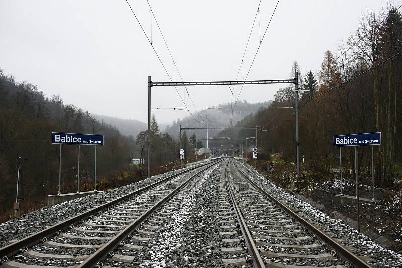Proměna zastávky v Babicích nad Svitavou na Brněnsku při rekonstrukci železničního koridoru Brno - Blansko.