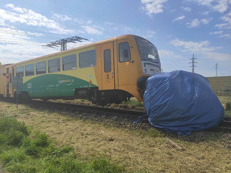 Vlak se s dodávkou střetl u Velkých Opatovic na Blanensku. Na nechráněném železničním přejezdu zabezpečeném pouze výstražnými kříži. 15.7.2020
