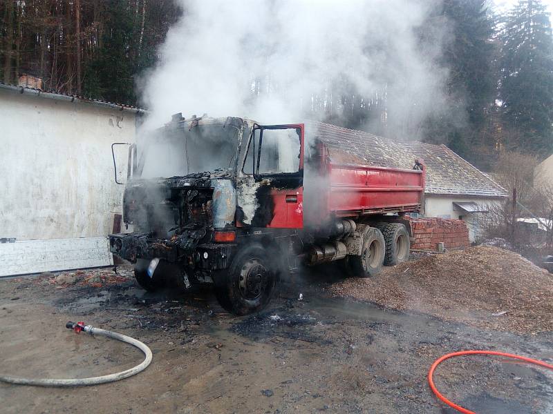 Nákladní auto Tatra ve středu hořelo na silnici z Křtin do Bukoviny na Blanensku. Kvůli zásahu hasičů byla silnice zablokovaná.