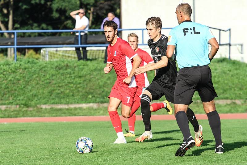 Blanenští fotbalisté (v červeném) v reprezentační přestávce podlehli v přípravném utkání Třinci 0:1.