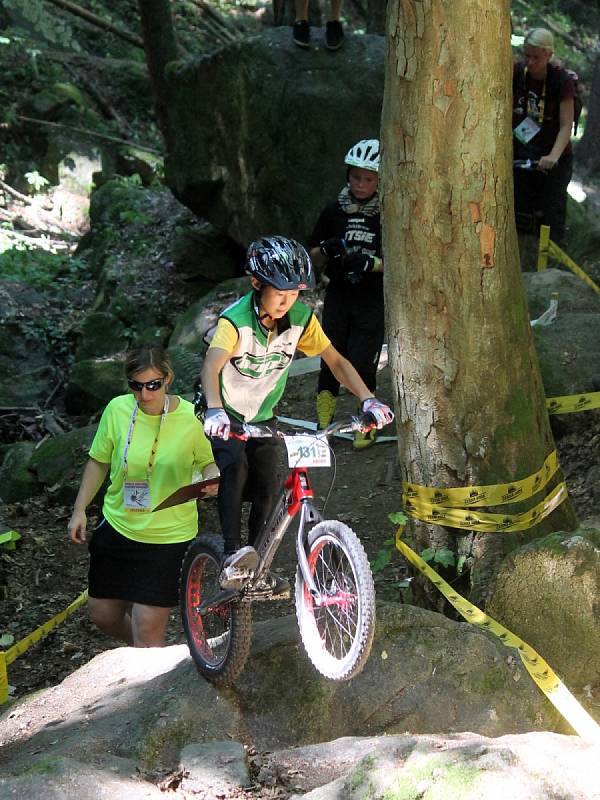 První den mistrovství světa v biketrialu bojovali v lesích nad blanenskou přehradou Palava o medaile jezdci do patnácti let a dívky.