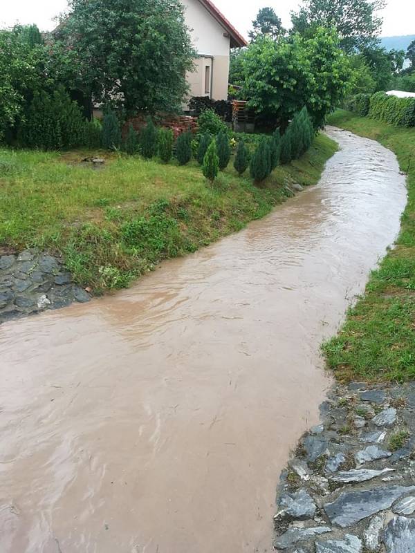 Přívalový déšť zaplavil v Bořitově na Blanensku některé silnice i dům. Zasahovali dobrovolní i profesionální hasiči.