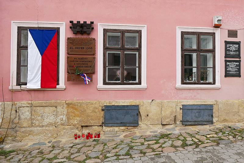 Připomínka 17. listopadu v Boskovicích. Epidemická omezení znemožnila společné setkání. Lidé přicházeli se svíčkami a květinami jednotlivě. Foto: Monika Šindelková