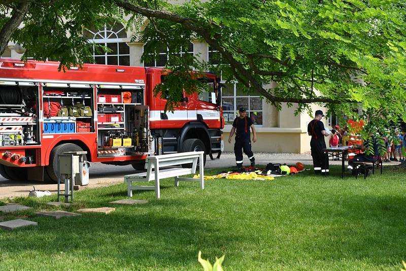 Policejní auta, hasiči, sanitka. Výstroj policistů a hloučky dětí i dospělých okolo. Na prostranství u Zámeckého skleníku v Boskovicích bylo ve středu dopoledne pořádně živo. O půl deváté ráno tam odstartovala akce Den s Policií ČR.