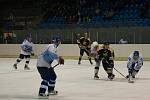 Hokejisté Dynamiters Blansko (v bílém) prohráli na domácím ledě s Kroměříží 3:8. V tabulce krajské ligy je Blansko se třinácti body až sedmé.