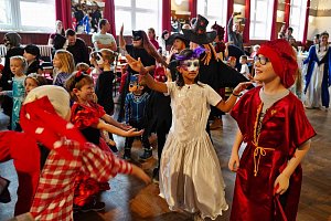Popletený pohádkový karneval si užily děti v Boskovicích. Podívejte se