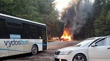 Nedaleko Křtin na Blanensku bourala ve středu ráno dvě auta a začala hořet. Pro zraněnou ženu letěl vrtulník.