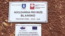 Noclehárna pro ženy bez domova nebude. V Blansku si prozatím vystačí s noclehárnou, která je určená pouze mužům bez domova. Uvažovalo se o rozšíření  prostoru i pro bezdomovkyně. S tím nyní charita ani město nepočítá. Za dva roky plánují opravit azylový d