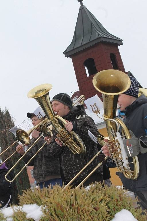 Dechový orchestr Malohanácká muzika vyrazil na tradiční předvánoční koncertní šňůru. V deseti vesnicích a městech na Velkoopatovicku a Jevíčsku hrál koledy.