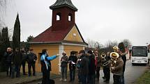 Dechový orchestr Malá Haná zahrál vánoční koledy v osmnácti obcích na Boskovicku a Svitavsku. Například v Cetkovicích.