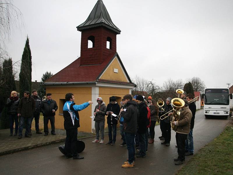 Dechový orchestr Malá Haná zahrál vánoční koledy v osmnácti obcích na Boskovicku a Svitavsku. Například v Cetkovicích.