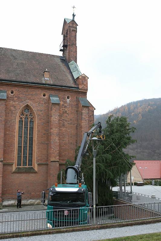 V pondělí přivezla těžká technika vánoční strom ke kostelu svaté Barbory v Adamově. Městu ho věnoval Školní lesní podnik Masarykův les Křtiny.