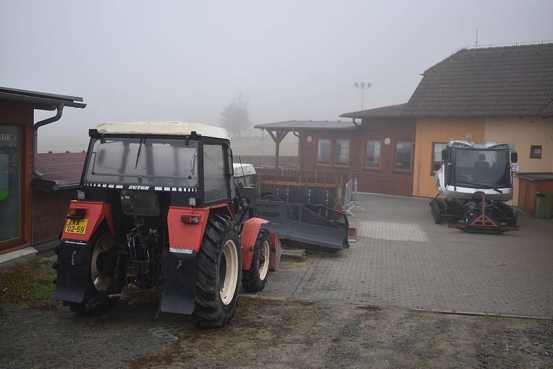 Ve skiareálu v Olešnici na Blanensku je příprava na lyžařskou sezonu v plném proudu.