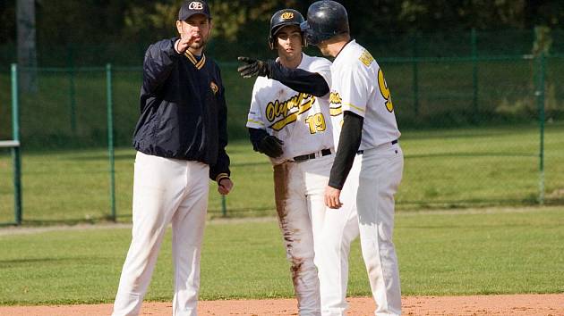 Baseballisté Olympie Blansko (v bílém) porazili v pátém barážovém utkání o extraligu Skokany Olomouc.