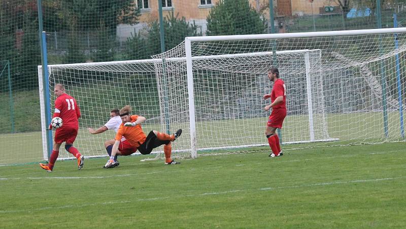 Fotbalisté Boskovic (v bílém) remizovali doma s favorizovanou Moravskou Slavií Brno 4:4. Domácí přitom ještě dvě minuty před koncem vedli 4:2. O výhru přišli až v nastavení.