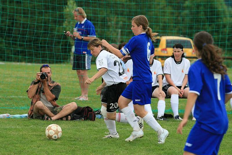 V turnaji Hyundai Cup starých pánů 2010 vyhrálo Krásensko. V ženském turnaji pak titul slavilo Slovácko.