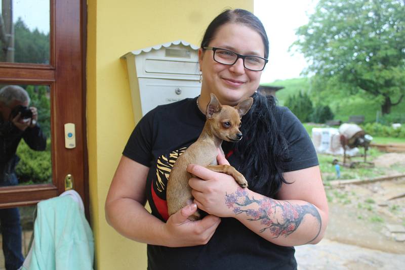 Strach mají lidé z Velké Roudky na Blanensku, kde v pondělí ráno po dvou týdnech znovu udeřila po přívalovém lijáku blesková povodeň. Ta byla menší než blesková povodeň 13. června, přesto voda z polí opět zaplavila sklepy, dvory a zahrady.