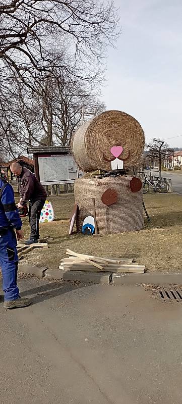 Obří zajíc a velikonoční výzdoba v Crhově.