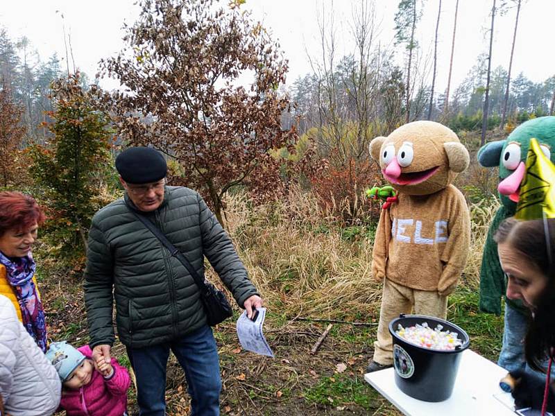 Děti se na pochodu v lese potkaly s pohádkovými postavami.